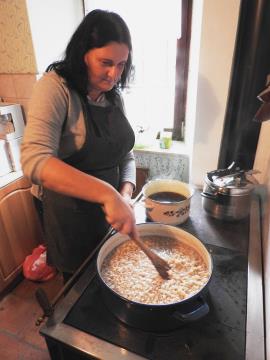 slika_Gospodinja je na štedilniku na drva  cvrla ocvirke za ajdove žgance in kislo zelje